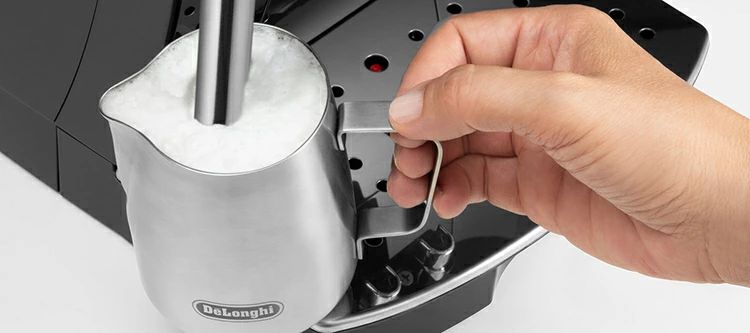 ミルクフロッサーのスチームでミルクを泡立てれば、カフェで飲むような ふわふわミルクも簡単。