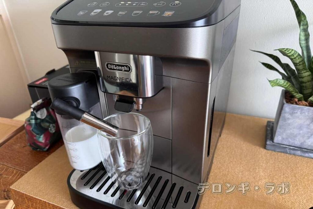 マグニフィカ イーヴォ ECAM29081XTB ラテクレマのミルクポットにミルクを入れてカップを置いた様子