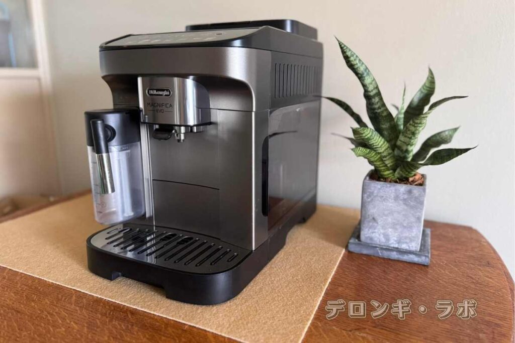 マグニフィカ イーヴォ ECAM29081XTB斜め前から