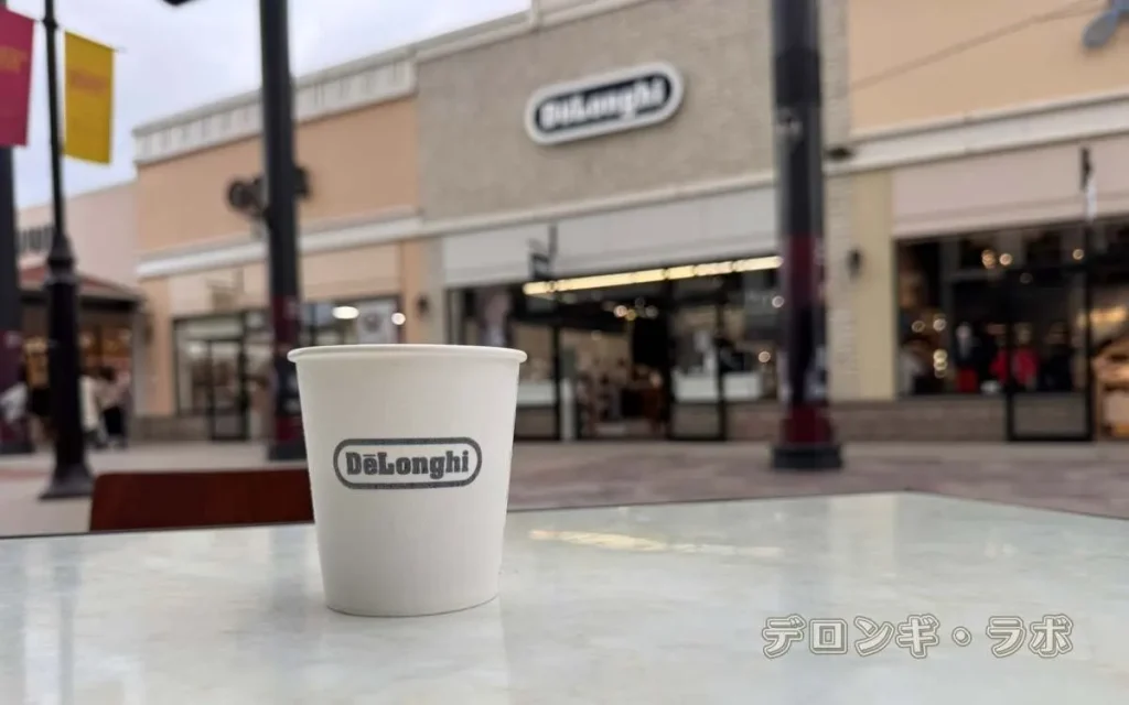 デロンギ店舗での試飲、カップにデロンギのロゴ入りの紙コップ