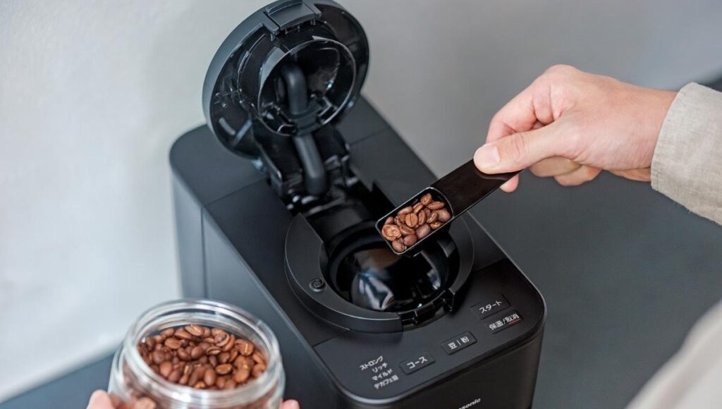 パナソニック コーヒーメーカー NC-A58-K 計量した豆を投入口に入れている画像