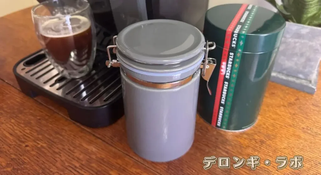 デロンギと一緒に揃えたい周辺アイテム・マシンの横にある豆を保存する密閉容器と缶